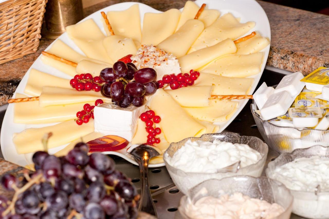 Hyperion Hotel Garmisch - Partenkirchen Εξωτερικό φωτογραφία A cheese platter